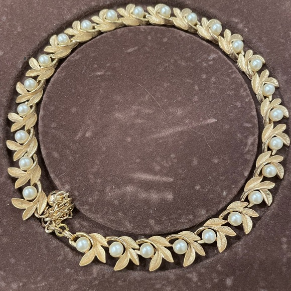 Vintage Avon Gold Leaves and Faux Pearl Jewelry Set - Picture 4 of 8